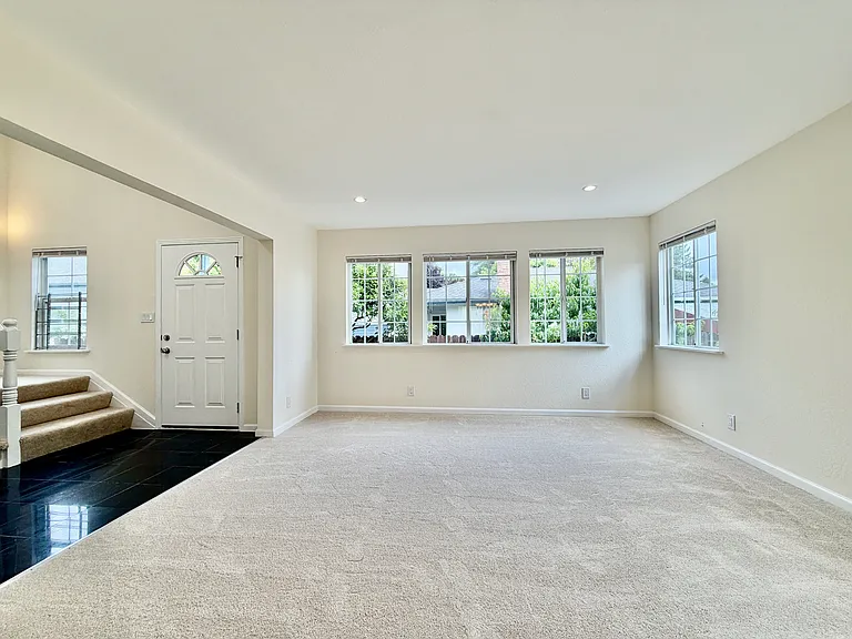 712 Prospect Row — Photo 4