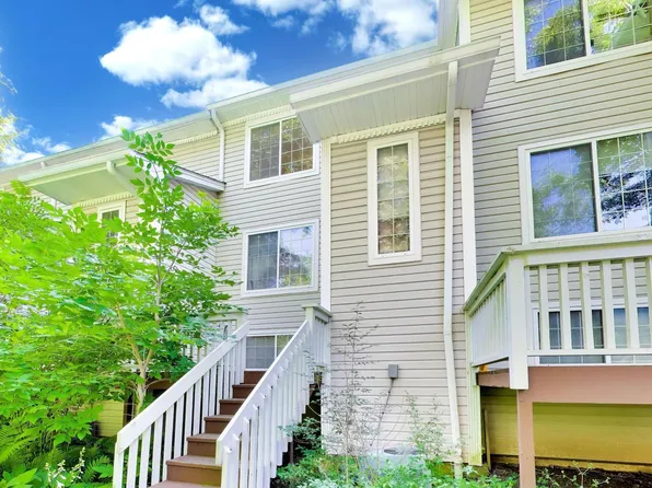 261 W Whispering Oaks Ln #30-5, Round Lake, IL 60073