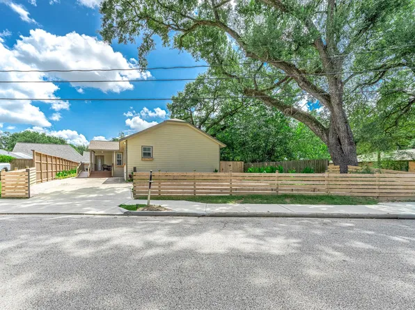 303 Baker Dr, Tomball, TX 77375