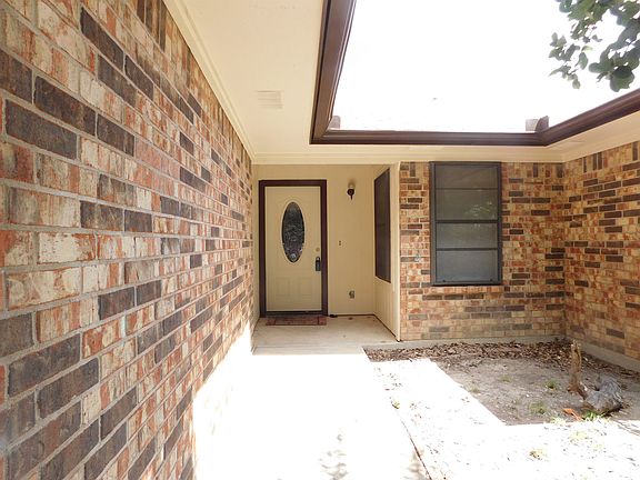 2nd image of 1609 Cedar Oaks Ln
