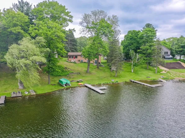 63 Lakeview Dr, Oxford, MI 48370