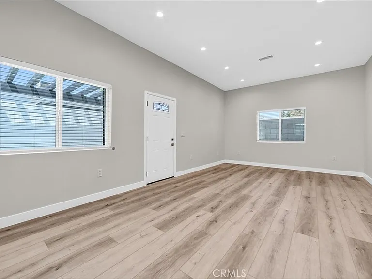 9998 1/2 Louise Ave — Photo 4
