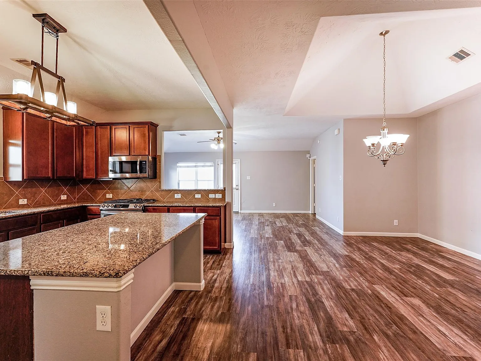 3 bed, 2.0 bath, 2018 sqft, $2,350 — Photo 2