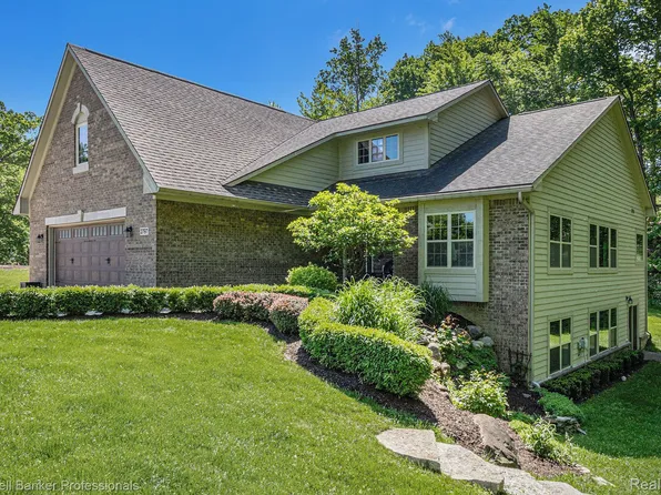 2797 Toby Dr, Brighton, MI 48114