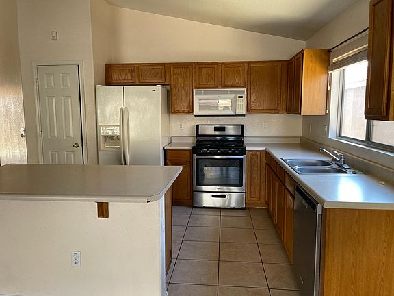 3rd image of 1330 E Santa Fiore St