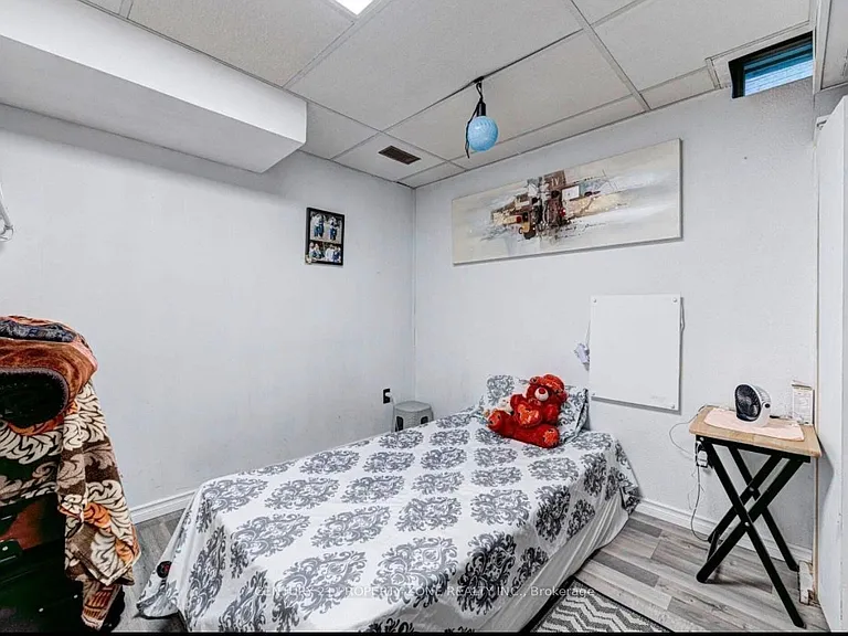 6 Roehampton Cres W #BASEMENT — Photo 4