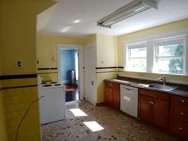 386 Union Ave — Photo 4