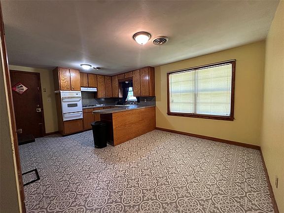 2nd image of 811 N Broadway St