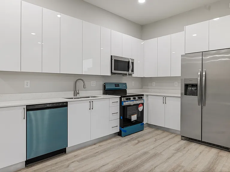 941 Elgin St — Photo 13