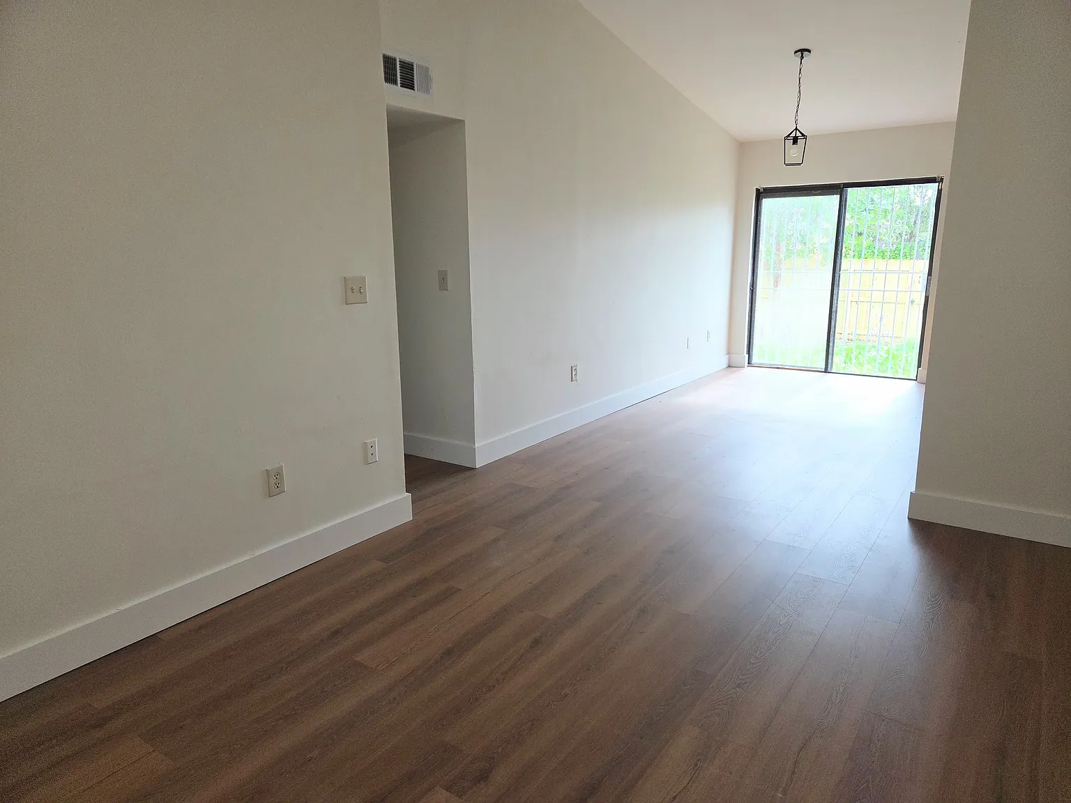 3 bed, 1220 sqft, $2,300 — Photo 2