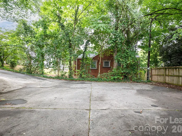 2525 Runnymede Ln — Photo 20