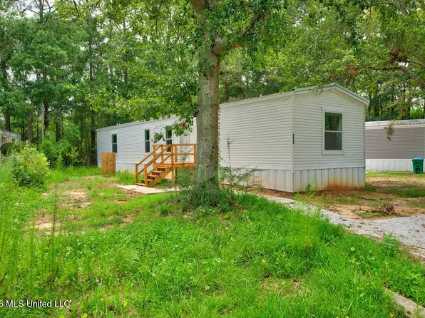 7729 Narcissus Dr, Gautier, MS 39553