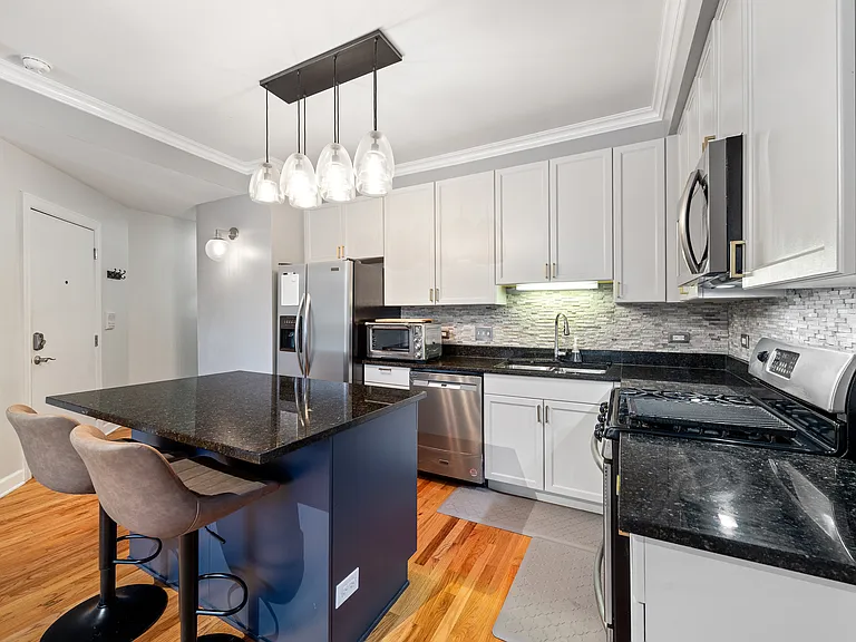 1435 W Addison St #2 — Photo 5