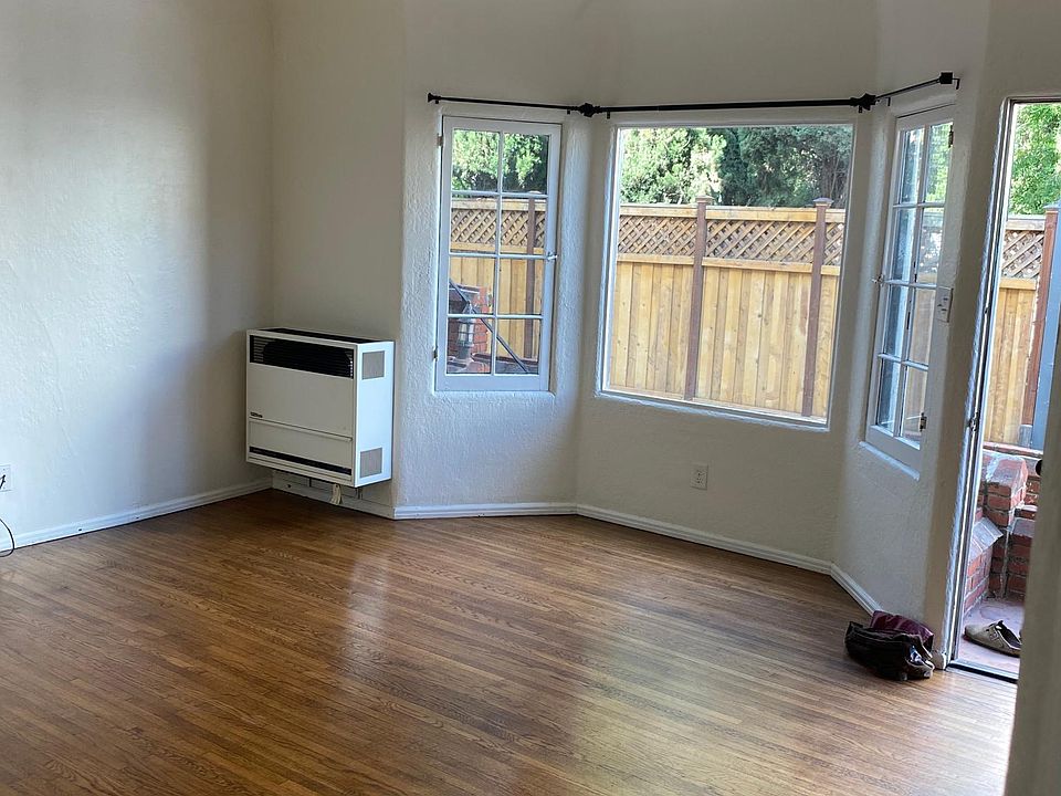 Bay window, hardwood floors in living room