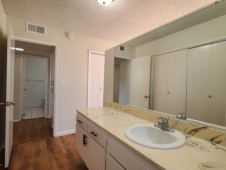 Baltimore Apartments — Photo 17