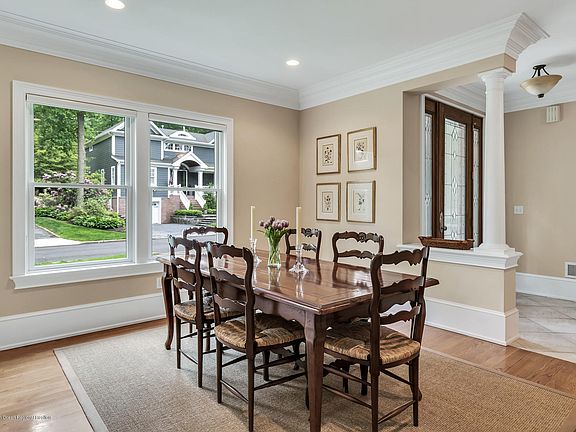 3rd image of 3 Oakwood Ln
