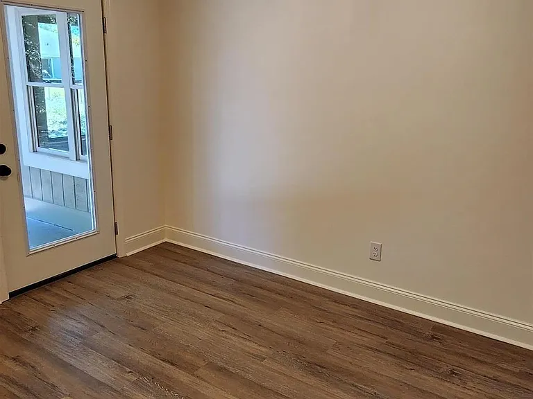 110 Eastlake Dr — Photo 7