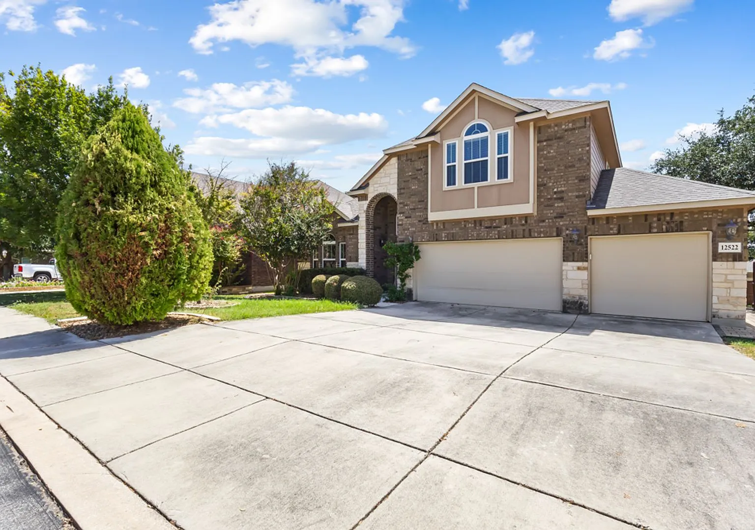 5 bedrooms, 3 bathrooms located in Alamo Ranch — Photo 2