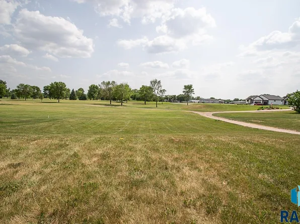 505 Par Tee Dr, Hartford, SD 57033
