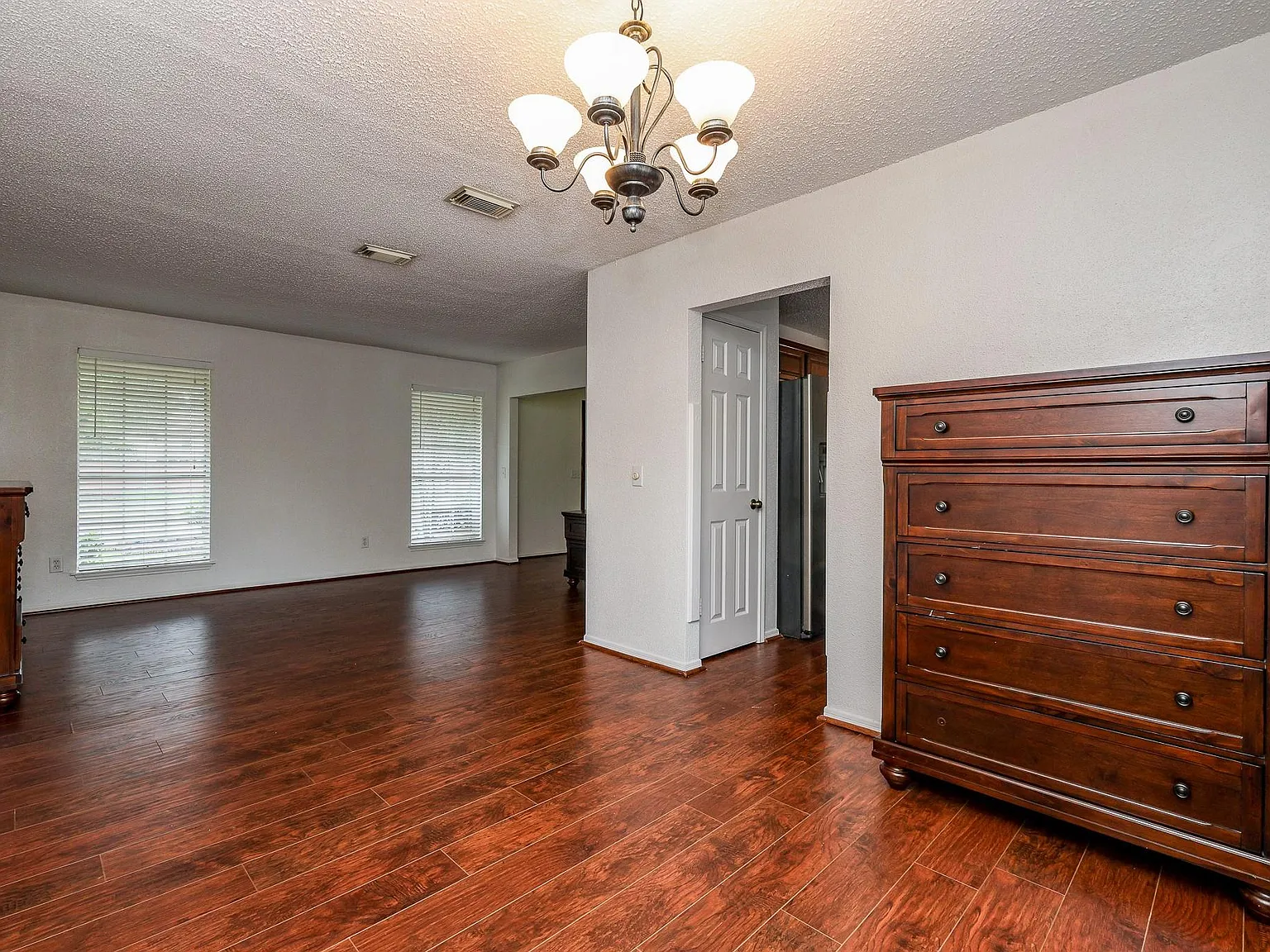 3 bed, 2.5 bath, 1677 sqft, $2,000 — Photo 4