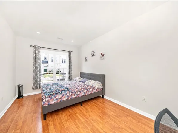 2522 Logan Wood Dr, Herndon, VA 20171