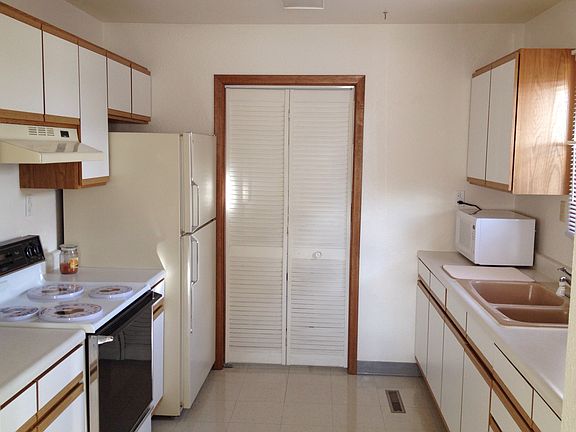 Kitchen-Laundry room entrance