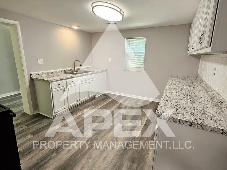 915 Forsythe St — Photo 7