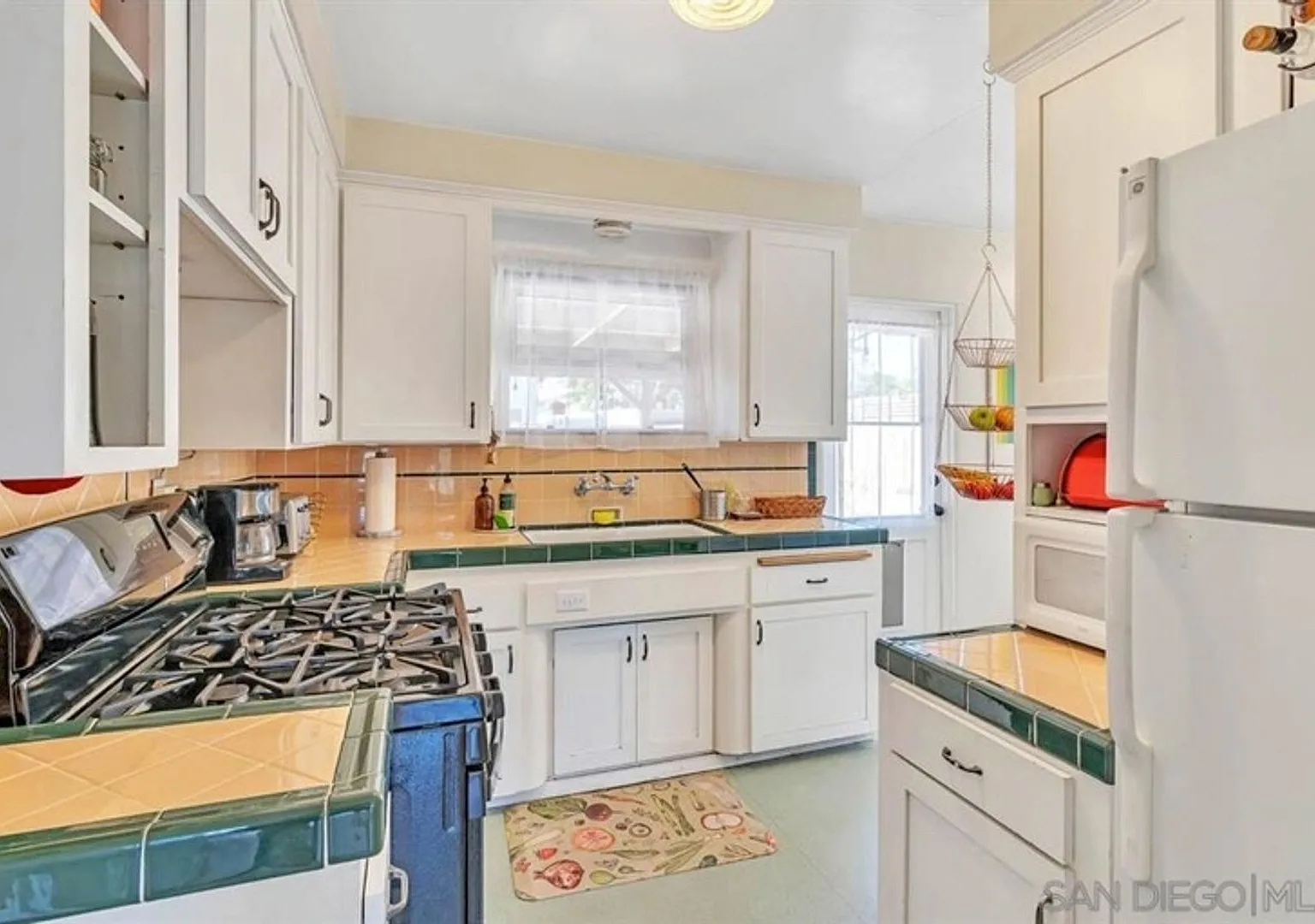 Charming Cottage in College East - Available Now — Photo 2