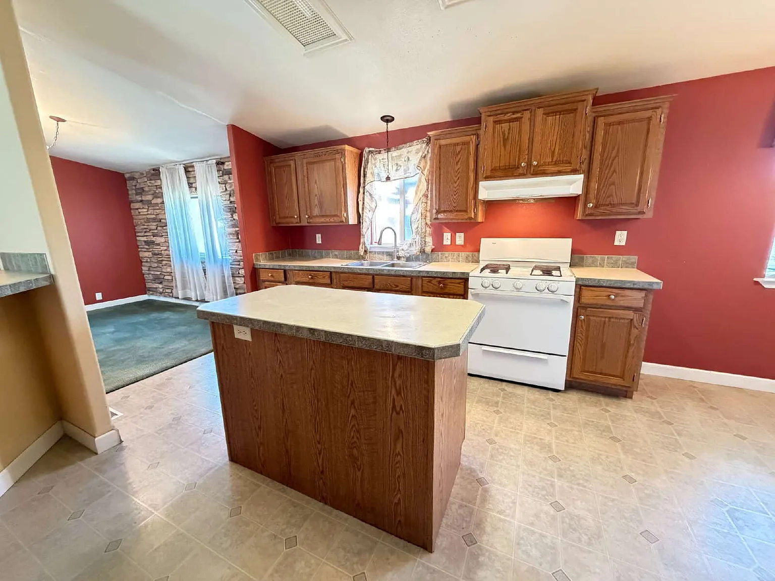 4 bed, 2.0 bath, 2138 sqft, $2,300 — Photo 3