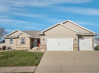 201 N Hill Crest Cir, Center Point, IA 52213