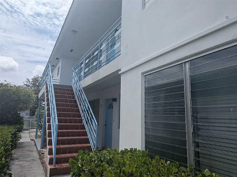 7805 Crespi Blvd #4 — Photo 2