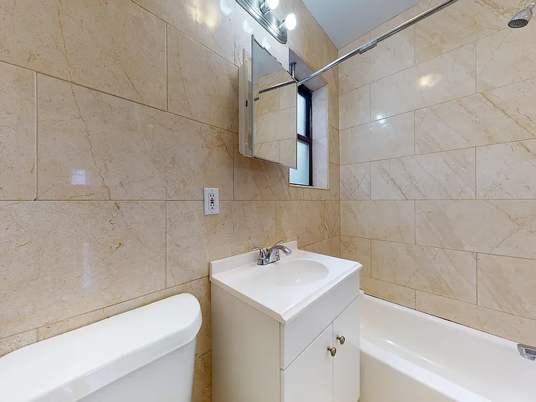214 E 10th St #10 — Photo 8