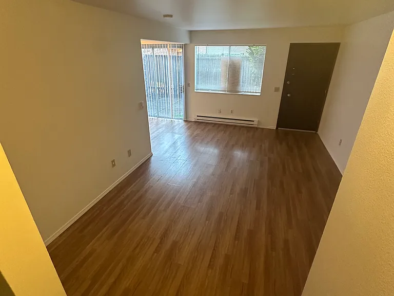 Newport Manor — Photo 19