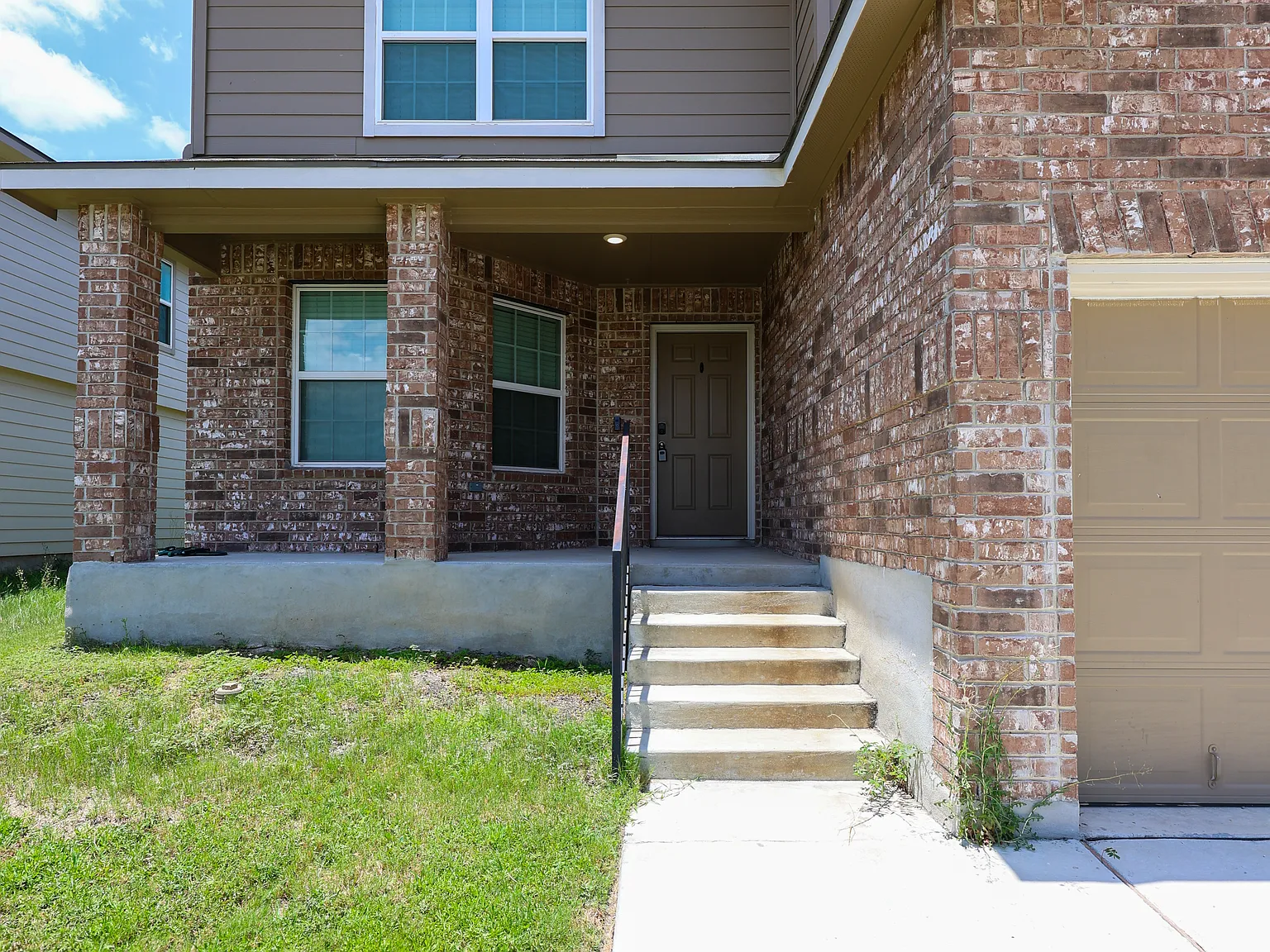 4 bed, 2.5 bath, 2326 sqft, $1,995 — Photo 2