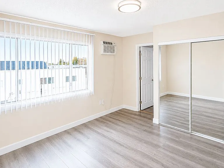8800 Cedros Ave — Photo 15