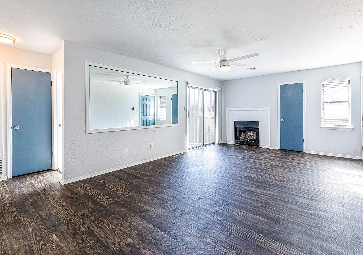 Beautifully Renovated 2bed/2bath Flat — Photo 2