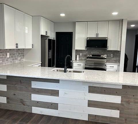 3rd image of 2366 E Howard Rd