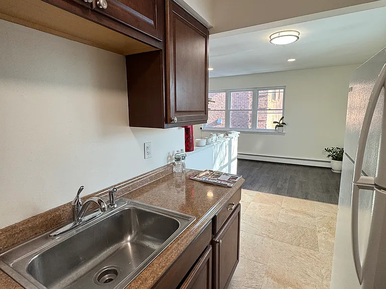232 Lawton Ave #8 — Photo 9