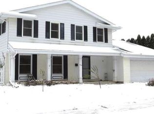 609 Larchmont Dr, Waukesha, WI 53186