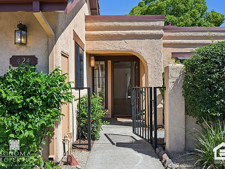 424 La Quinta Ln — Photo 1