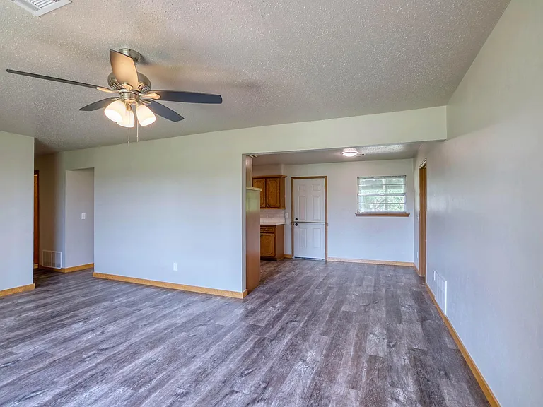 2823 S Eastern Ave — Photo 10