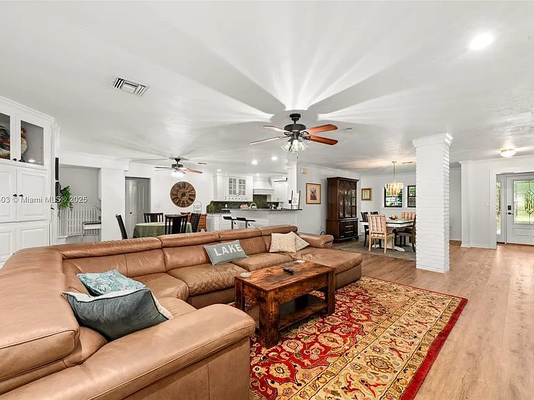 2551 Lakeview Dr — Photo 5