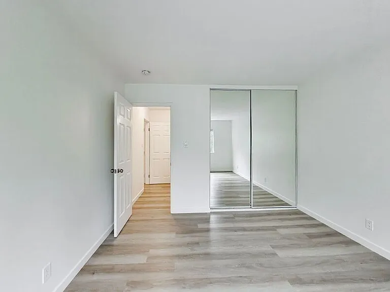1015 Continentals Way — Photo 14