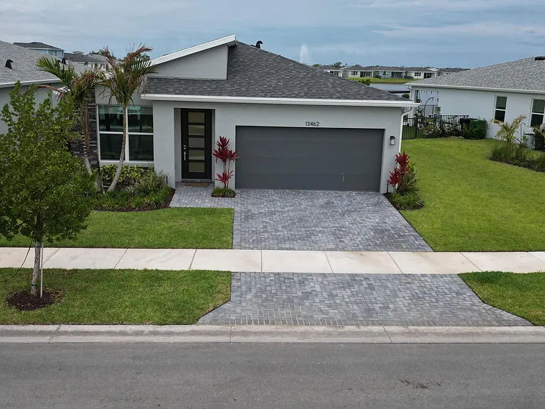 13462 SW Bally Dr — Photo 2