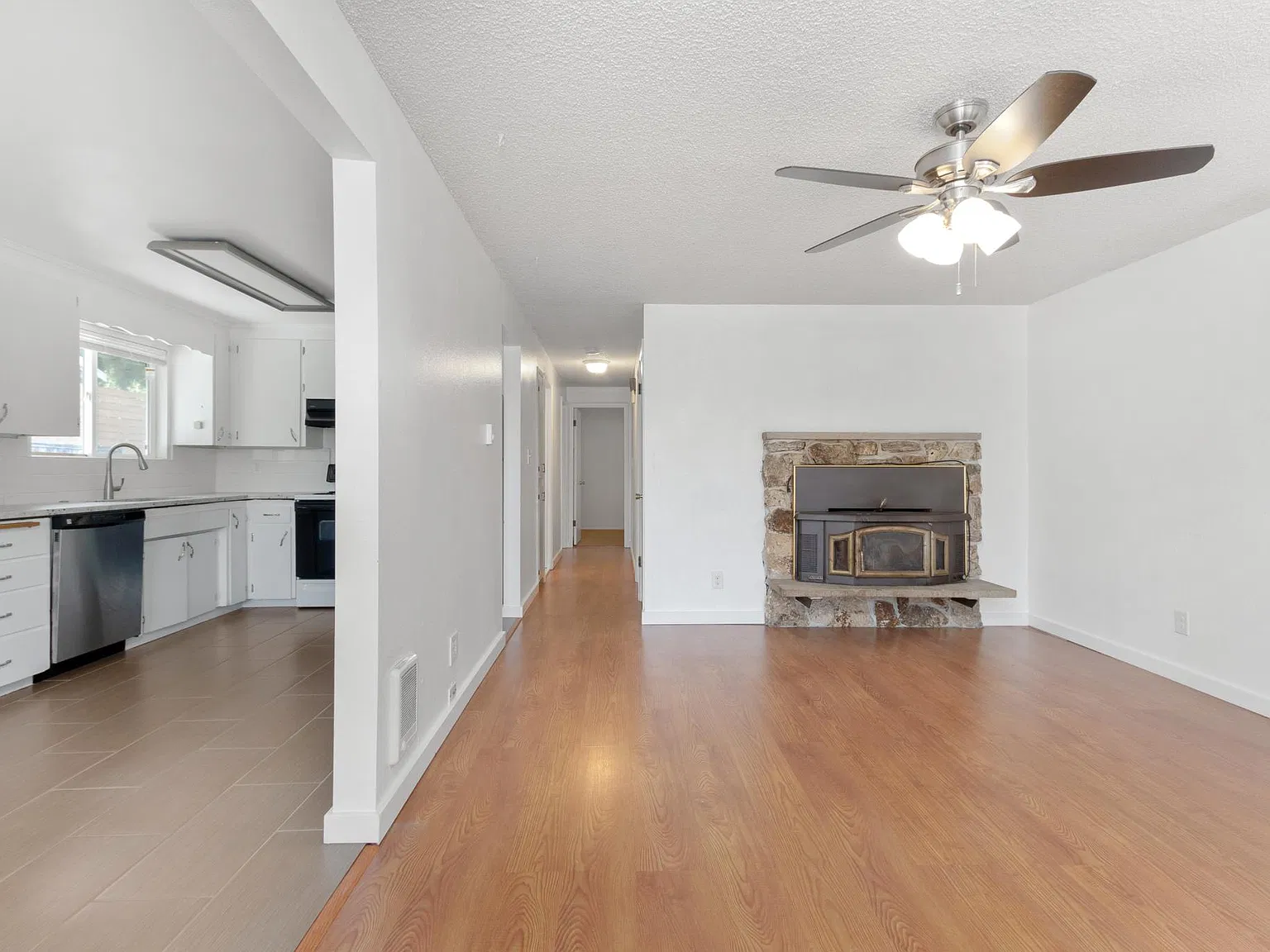 3 bed, 1050 sqft, $2,500 — Photo 2