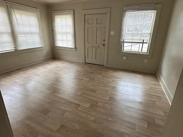 2908 N Foster Dr — Photo 3