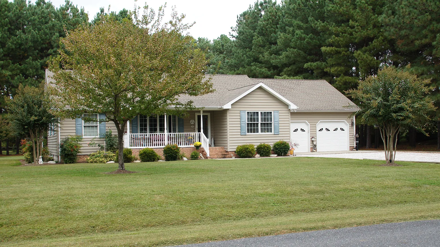 2401 Canterbury Dr photo 1