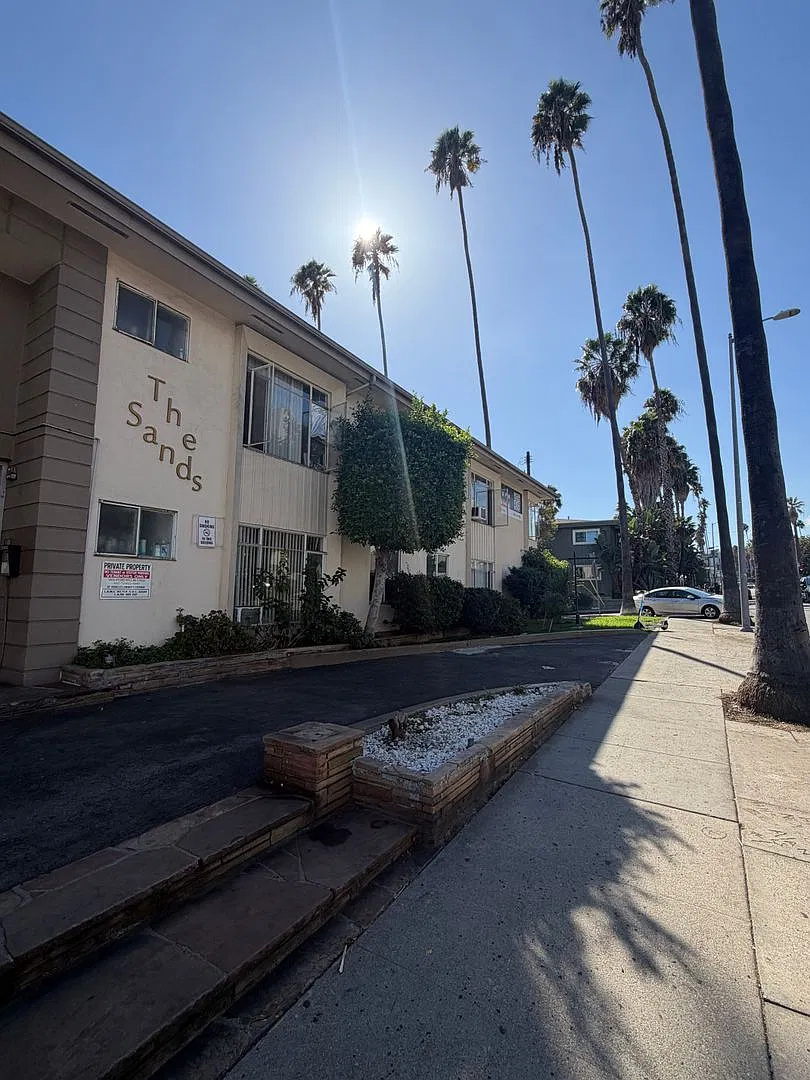 7220 Hollywood Blvd — Photo 3
