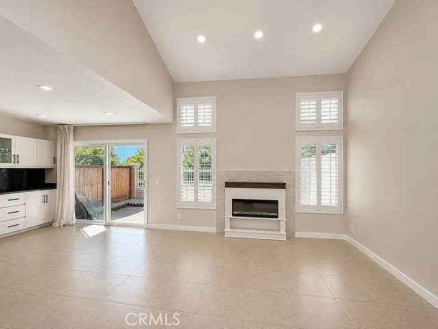 3 bed, 2.5 bath, 1508 sqft, $4,200 — Photo 2