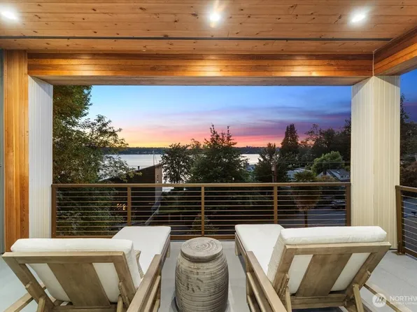 11822 Holmes Point Drive NE, Kirkland, WA 98034